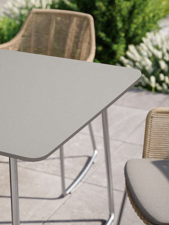 Amari Tisch Edelstahl/Kunstharz Shade