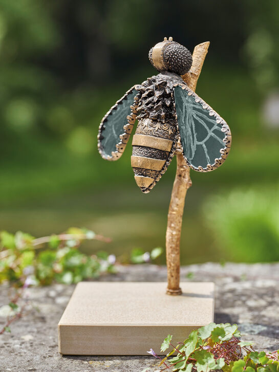 Bronzeast  mit Sandsteinsockel für Biene und Libelle